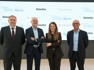 Carlos Giménez, CEO de Planeta Formación y Universidades, Jordi Marín, director del proyecto Planeta Formación y Universidades Nex·ia, Carmen Sánchez Tenorio, socia responsable de Technology & Transformation de Deloitte y Isaac Hernández, Country Manager Google Cloud Iberia. Carlos Giménez, CEO de Planeta Formación y Universidades, Jordi Marín, director del proyecto Planeta Formación y Universidades Nex·ia, Carmen Sánchez Tenorio, socia responsable de Technology & Transformation de Deloitte y Isaac Hernández, Country Manager Google Cloud Iberia.