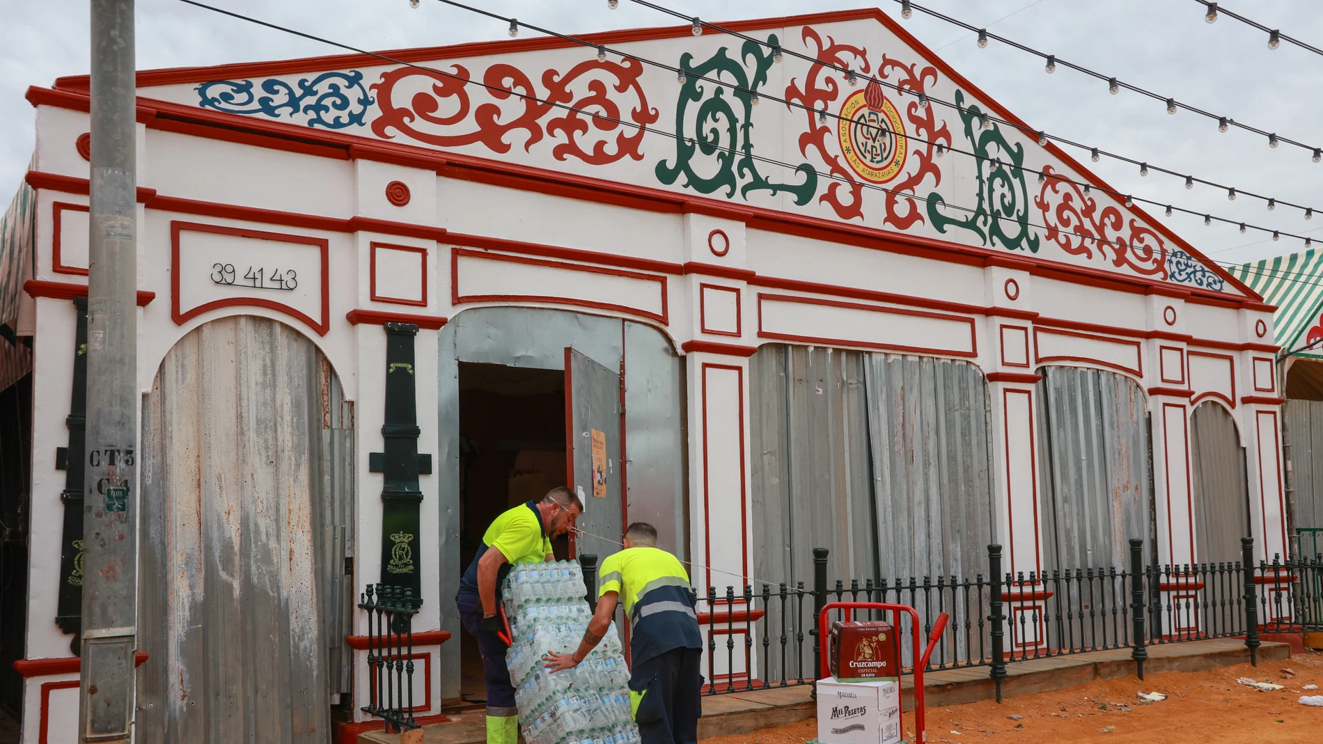 Trabajadores durante el montaje de la Feria de Sevilla. A 30 de abril de 2025, en Sevilla (Andalucía, España). Los sevillanos ultiman los preparativos a pocos días para el comienzo de la Feria de abril, q se celebra del 6 al 11 de mayo.30 ABRIL 2025Rocío Ruz / Europa Press30/04/2025