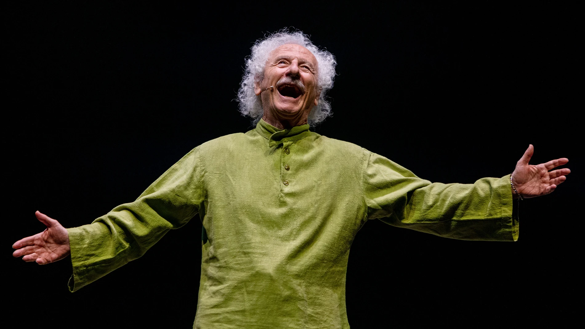 FOTODELDÍA - MADRID, 30/04/2025.- Fotografía de un momento del pase gráfico de "Iconos o la exploración del destino" con Rafael Álvarez "El Brujo" este miércoles, en el Teatro Bellas Artes de Madrid. EFE/Daniel González
