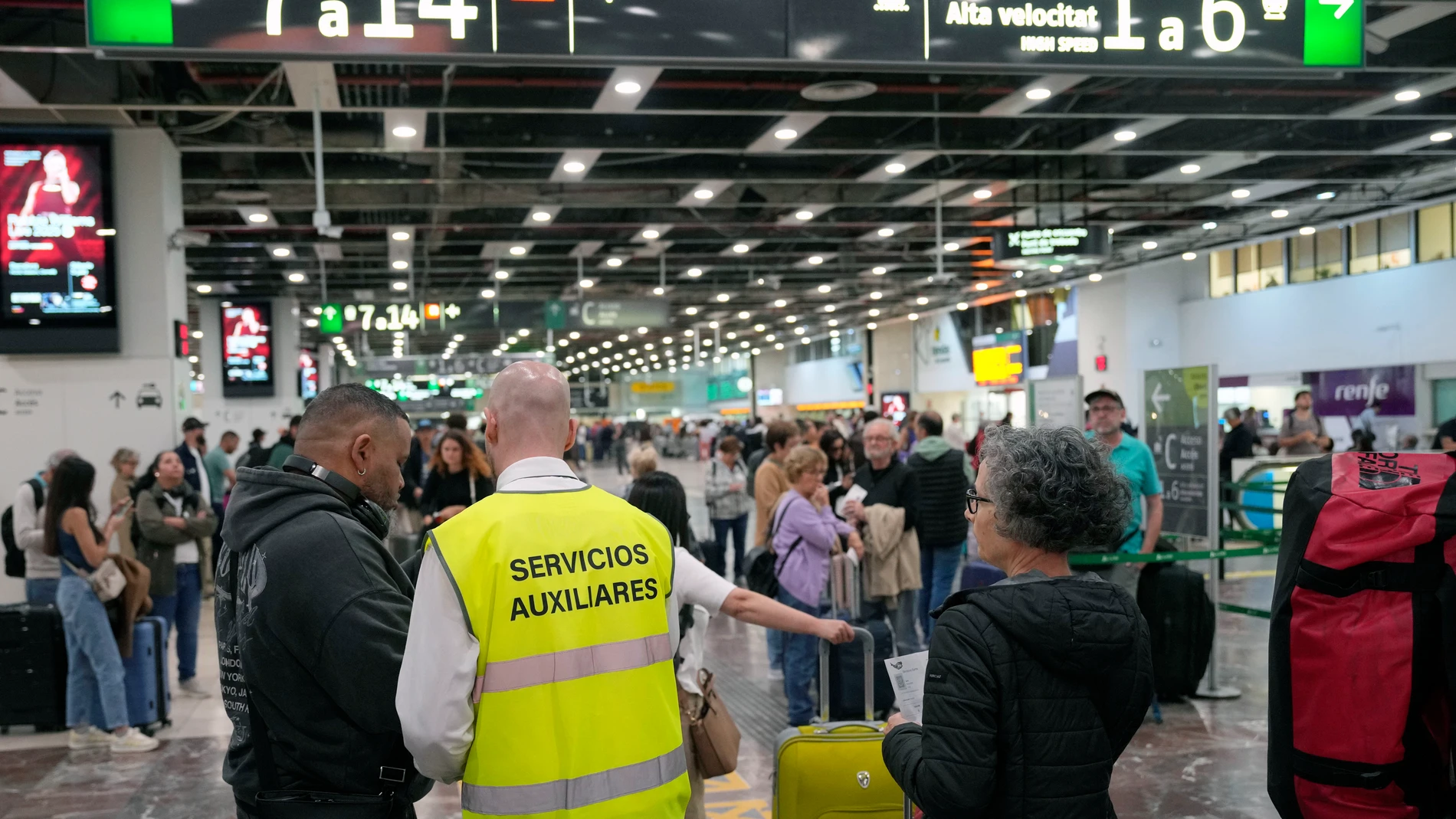 GRAFCAT7750. BARCELONA, 30/04/2025.- Los servicios de AVE y Larga Distancia de Renfe, así como el servicio de Rodalies, que sufrió algunas complicaciones a pirmera hora, han recuperado este miércoles la normalidad en la Estación de Sants de Barcelona tras los retrasos y numerosas cancelaciones vividas ayer, derivadas del apagón generalizado que vivió España el lunes. EFE/Alejandro García