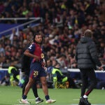 Kounde tras retirarse lesionado en el Barça - Inter