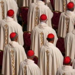 Cardenales asisten a una misa presidida por el cardenal Pietro Parolin en la Plaza de San Pedro
