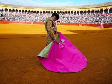 El torero, Morante de la Puebla durante el primer festejo de la temporada en Sevilla. A 20 de abril de 2025 en Sevilla, Andaluc&iacute;a (Espa&ntilde;a). La Maestranza ha vuelto a vestirse de gala este Domingo de Resurrecci&oacute;n, con una corrida cargada de simbolismo y expectaci&oacute;n que marca el arranque oficial de la temporada taurina en Sevilla. 20 ABRIL 2025 Francisco J. Olmo / Europa Press 20/04/2025
