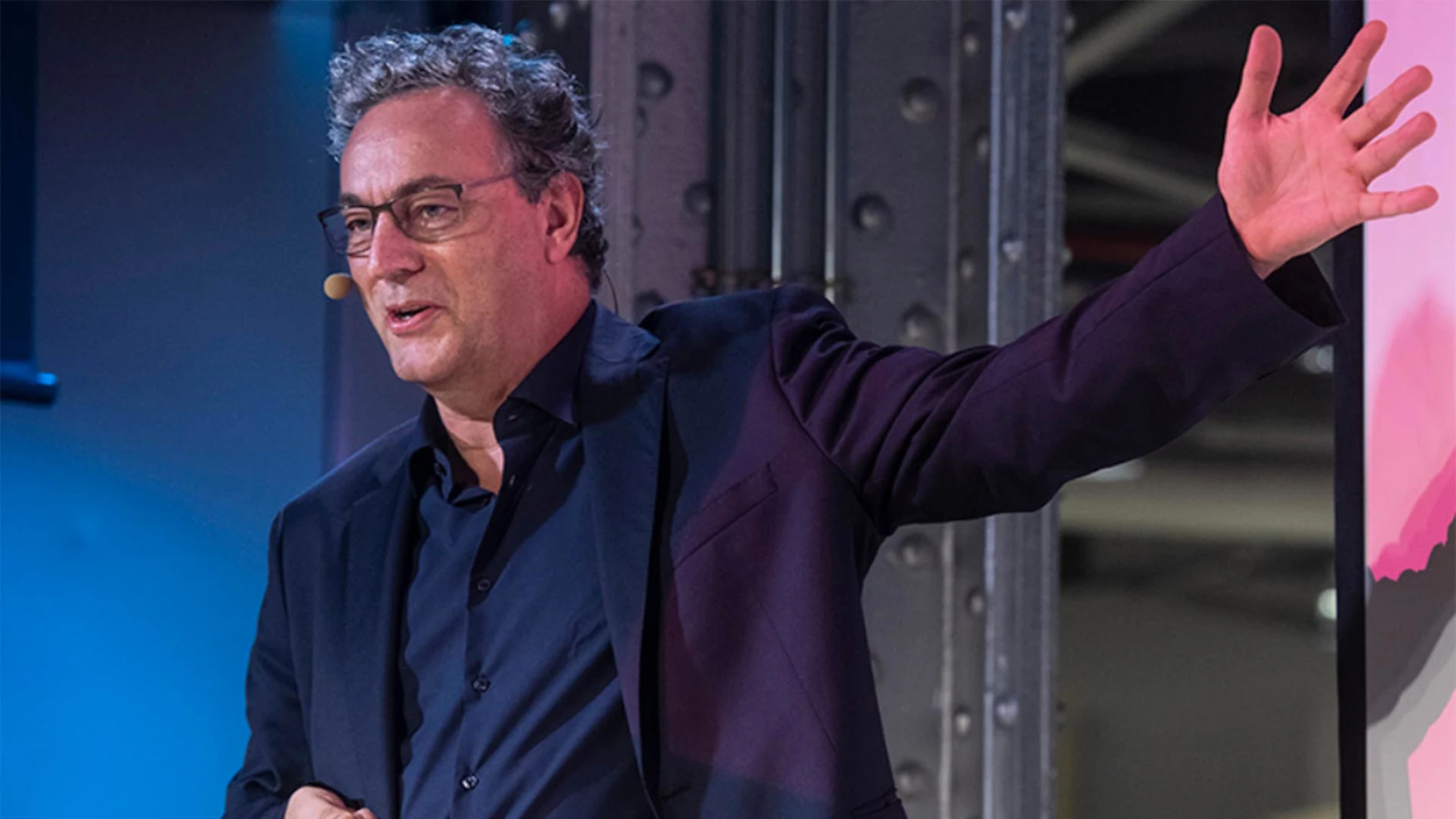 La especialización podría salvar el empleo de los seres humanos frente a los robots, según Gerd Leonhard