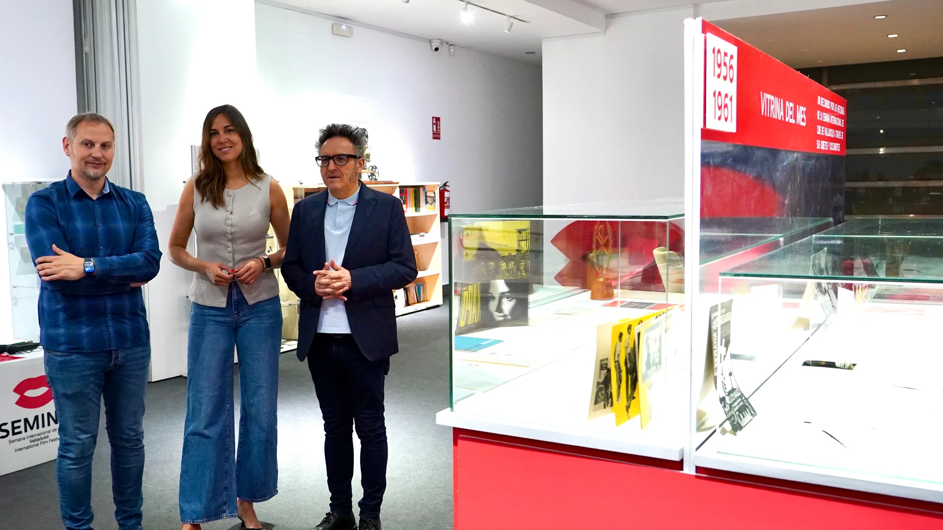 La concejala de Turismo, Eventos y Marca Ciudad, Blanca Jiménez, inaugura en Espacio Seminci ''La vitrina del mes’, un recorrido por la historias de la Semana Internacional de Cine de Valladolid a través de objetos y documentos de sus ediciones anteriores, junto a su comisario César Combarros y el director de Seminci Jose Luis Cienfuegos