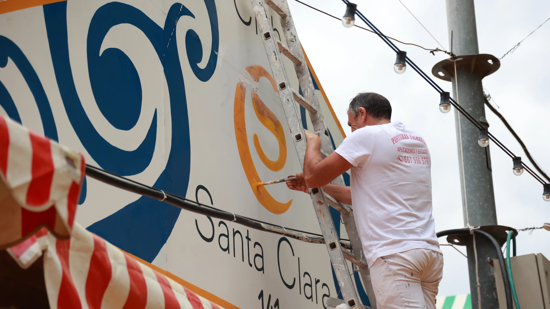 Trabajadores durante el montaje de la Feria de Sevilla. A 30 de abril de 2025, en Sevilla (Andalucía, España). Los sevillanos ultiman los preparativos a pocos días para el comienzo de la Feria de abril, q se celebra del 6 al 11 de mayo. 30 ABRIL 2025 Rocío Ruz / Europa Press 30/04/2025