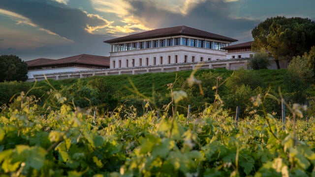 Edificio principal de la bodega Rioja Vega