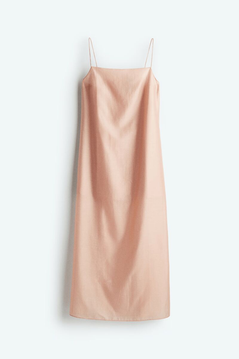 Vestido con tirantes espagueti.