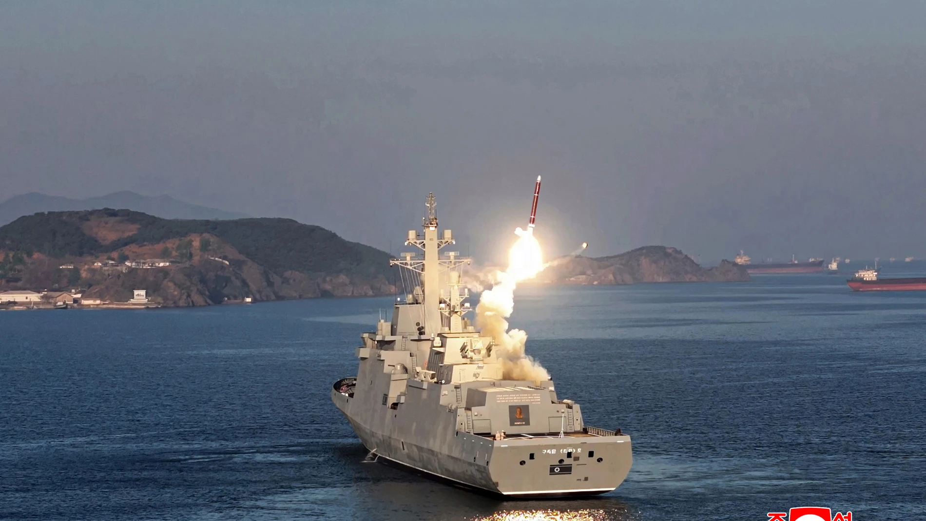 Unknown (Korea, Democratic People's Republic Of), 30/04/2025.- A photo released by the official North Korean Central News Agency (KCNA) shows North Korea conducting the first test firing of the weapon systems on the multi-mission destroyer Choe Hyon at an undisclosed location in North Korea, 29 April 2025 (issued 30 April 2025). According to KCNA, the first tests of the warship's weapon systems were conducted on 28 and 29 April. EFE/EPA/KCNA EDITORIAL USE ONLY