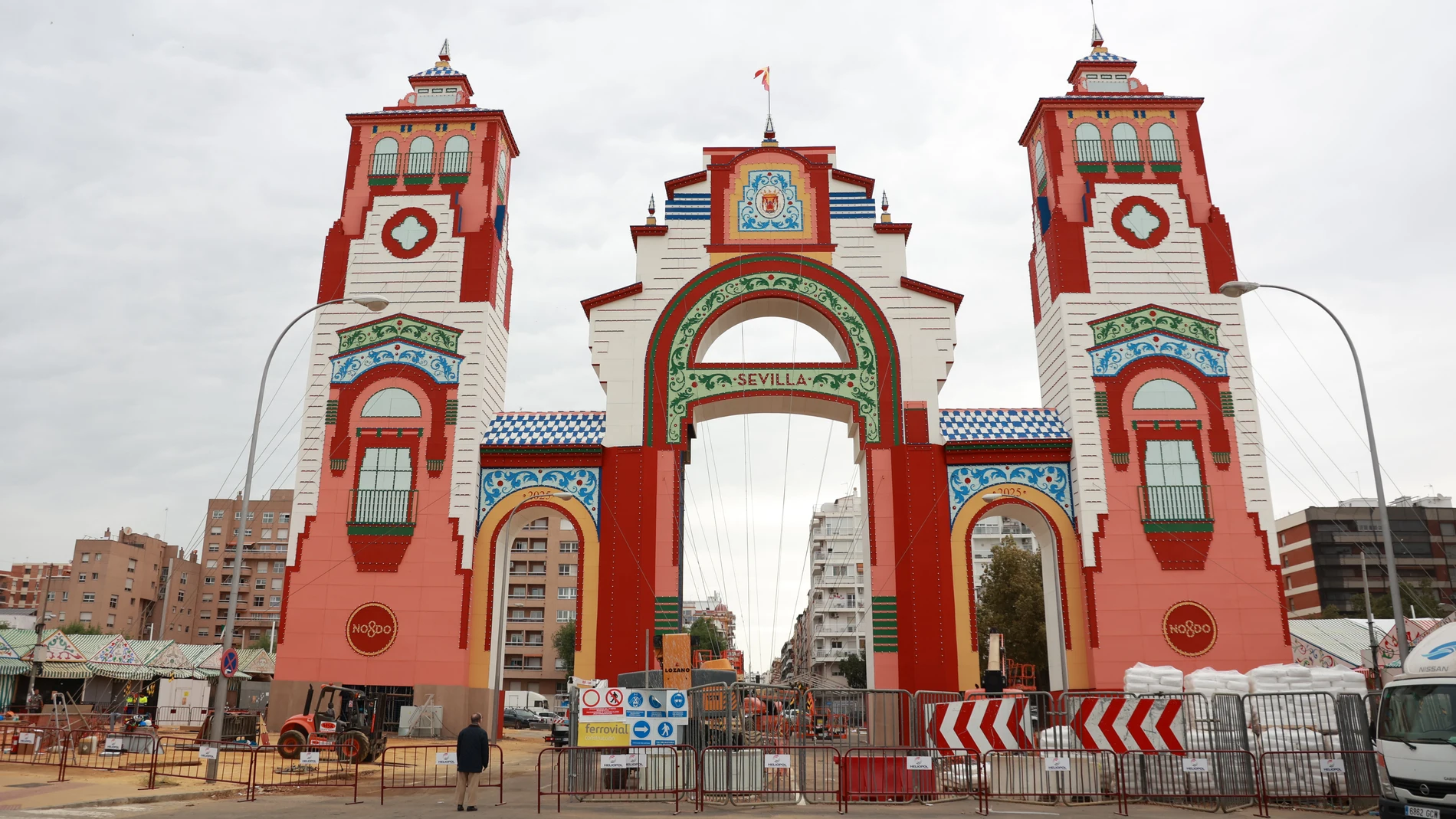 Varios trabajadores culminan la portada de la Feria de Sevilla. A 30 de abril de 2025, en Sevilla (Andalucía, España). Los sevillanos ultiman los preparativos a una semana para el comienzo de la Feria de abril, q se celebra del 6 al 11 de mayo.30 ABRIL 2025Rocío Ruz / Europa Press30/04/2025