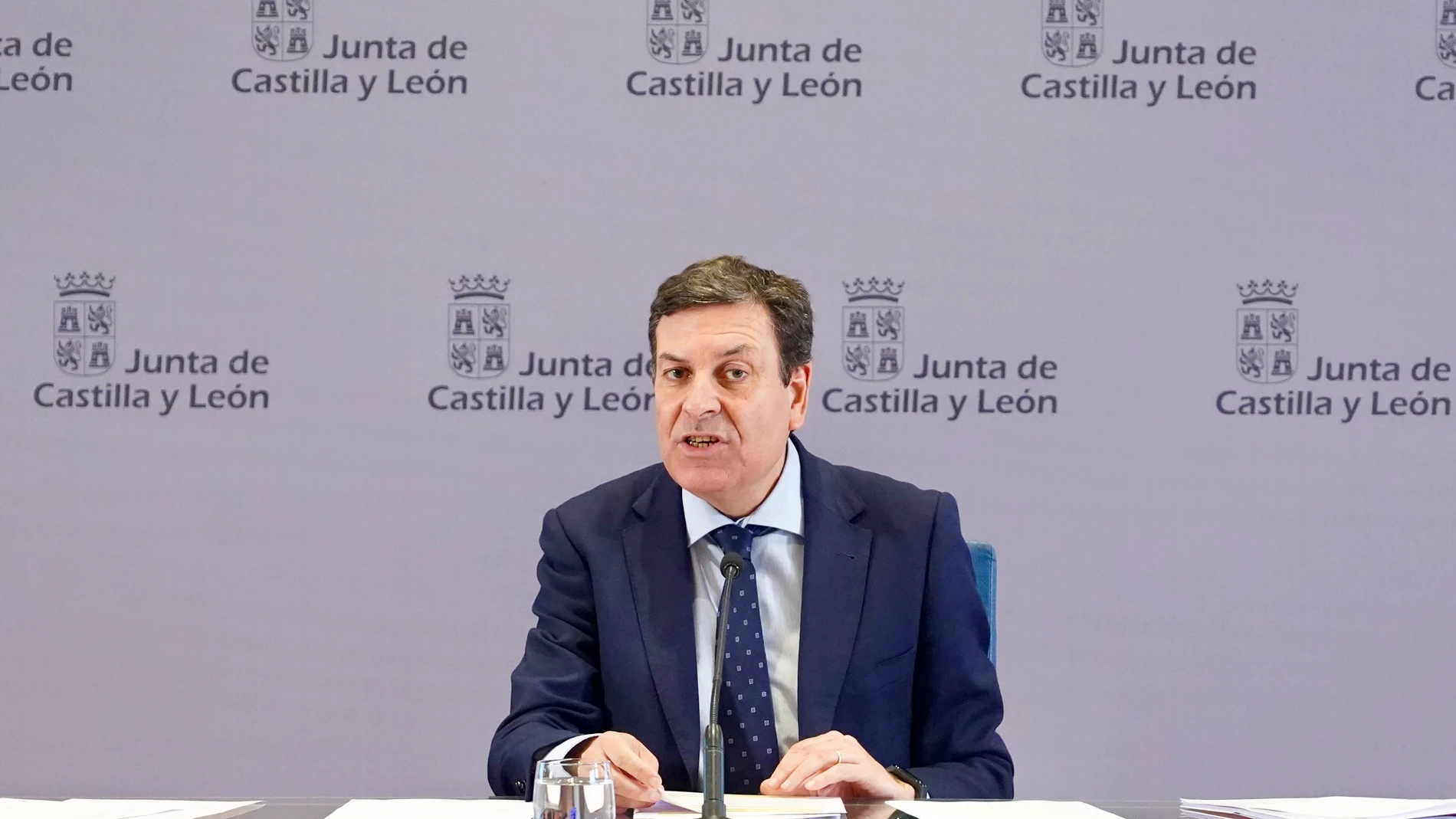 El portavoz de la Junta, Carlos Fernández Carriedo, explica los acuerdos del Consejo de Gobierno