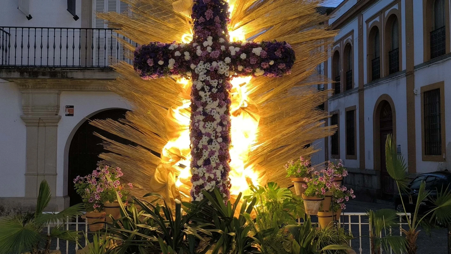 Cruz de Mayo de la Hermandad del Via Crucis, con la colaboración con la Escuela de Arte y Superior de Diseño 'Mateo Inurria', con la mirada puesta en el Barroco cordobés. REMITIDA / HANDOUT por ESCUELA DE ARTE Y SUPERIOR DE DISEÑO MATEO INURRIA Fotografía remitida a medios de comunicación exclusivamente para ilustrar la noticia a la que hace referencia la imagen, y citando la procedencia de la imagen en la firma 30/04/2025