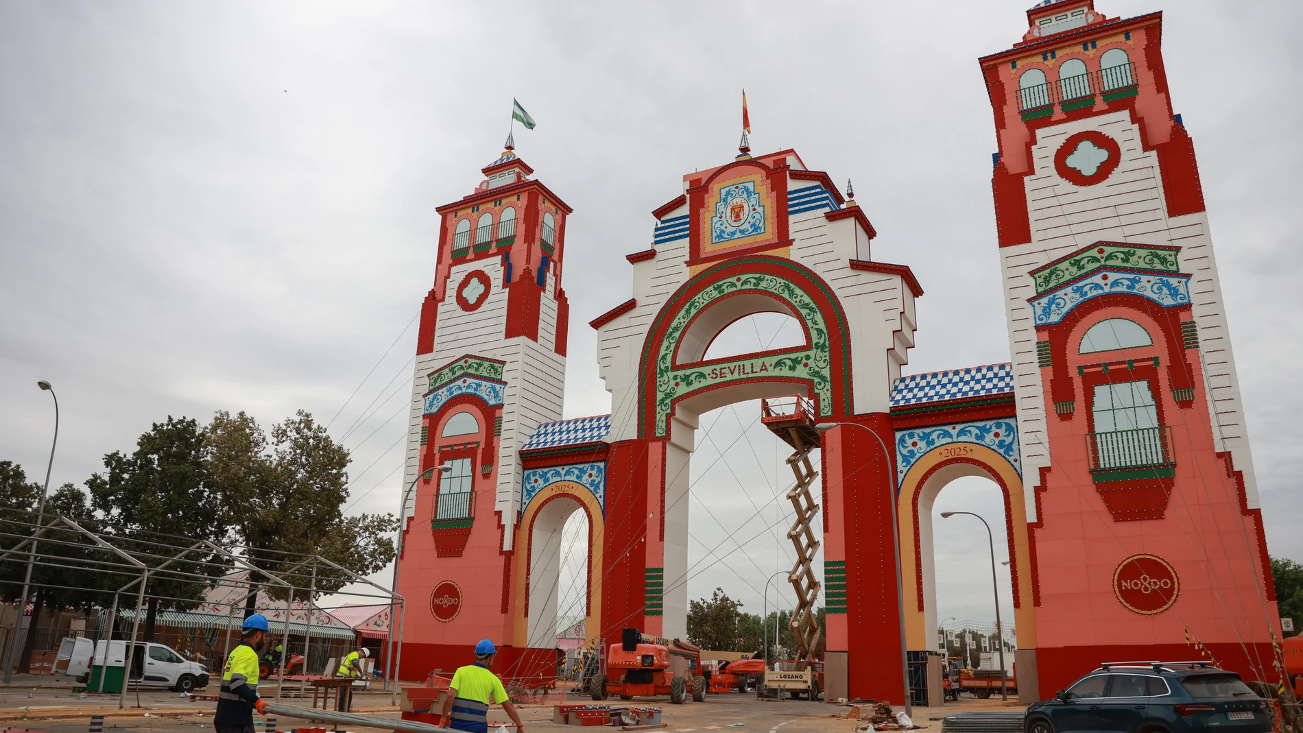 Varios trabajadores culminan la portada de la Feria de Sevilla. A 30 de abril de 2025, en Sevilla (Andalucía, España). Los sevillanos ultiman los preparativos a una semana para el comienzo de la Feria de abril, q se celebra del 6 al 11 de mayo.30 ABRIL 2025Rocío Ruz / Europa Press30/04/2025