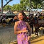Influencer en la Feria de Abril con vestido de flores.