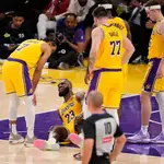 LeBron James, por los suelos rodeado de compañeros