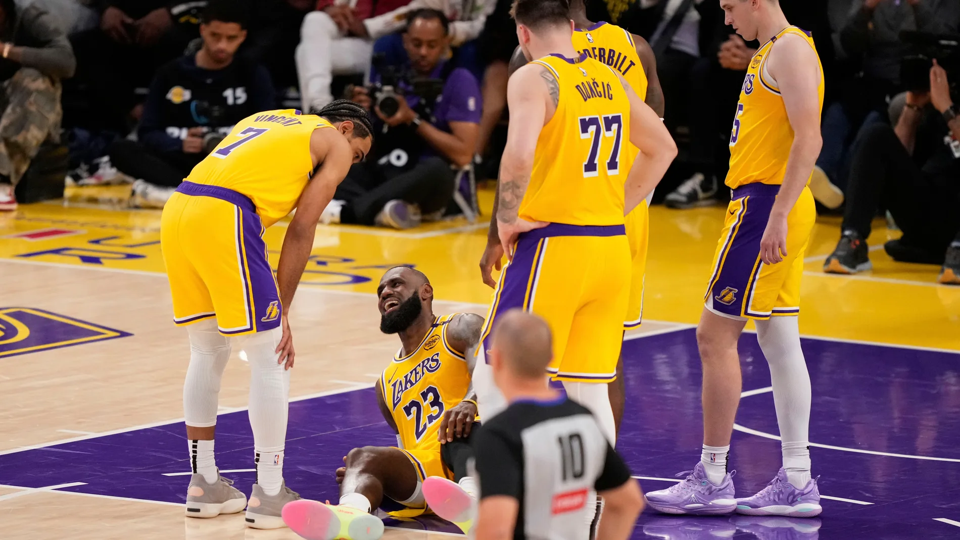 LeBron James, por los suelos rodeado de compañeros