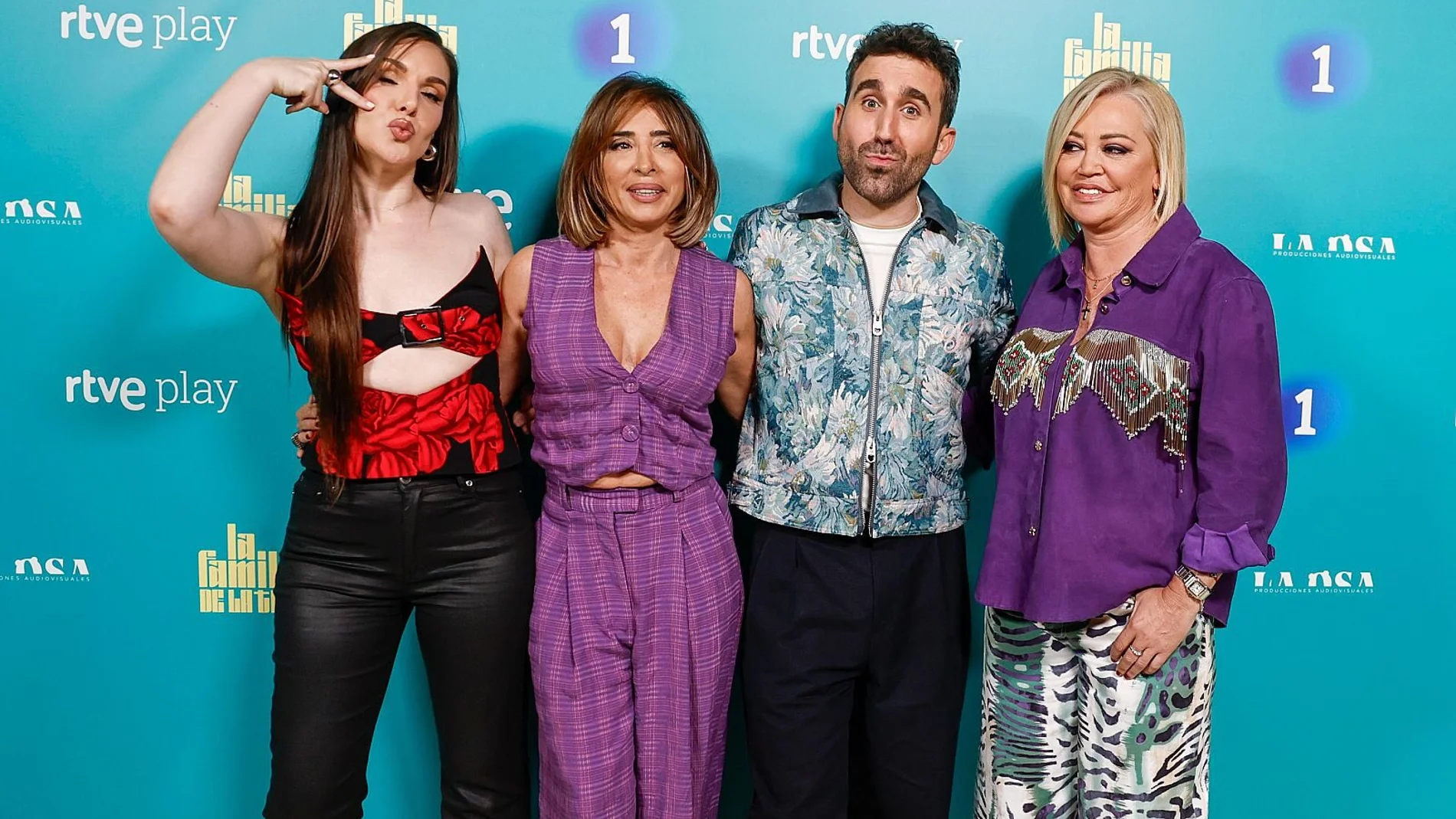 Inés Hernand, Aitor Albizua, María Patiño y Belén Esteban durante la promoción de 'La familia de la tele'