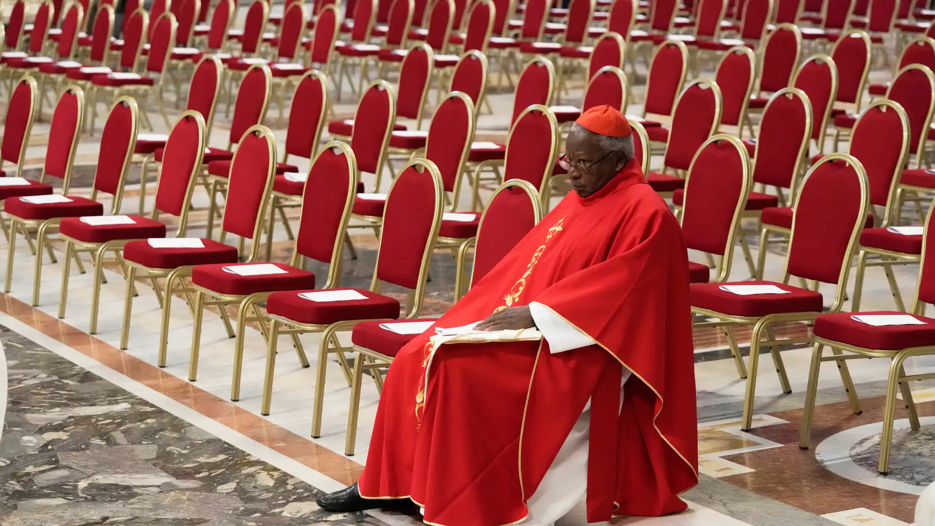 El cardenal Njue aguarda el comienzo de una misa en memoria del Papa Francisco en la Basílica de San Pedro