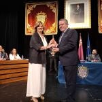 Paqui Terol recibe el bastón de mando de la Alcaldía de Alcantarilla de manos de su antecesor, Joaquín Buendía