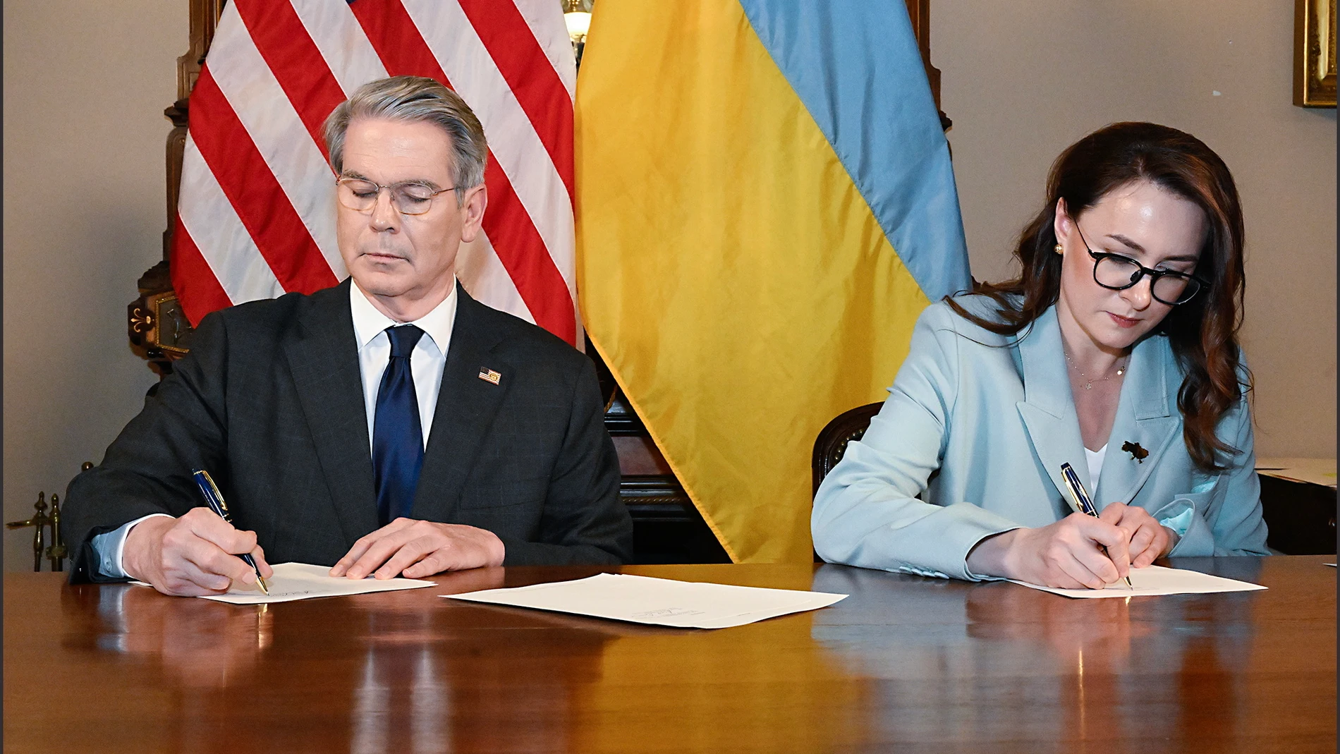 FOTODELDIA Washington, 01/05/2025.- El secretario del Tesoro estadounidense, Scott Bessant (izda.), y la viceprimera ministra y ministra de Economía de Ucrania, Yulia Svyrydenko, firman un acuerdo que permitirá la explotación conjunta de minerales ucranianos estableciendo el Fondo de Inversión para la Reconstrucción. EFE/US DEPARTMENT OF THE TREASURY HANDOUT HANDOUT EDITORIAL USE ONLY/NO SALES