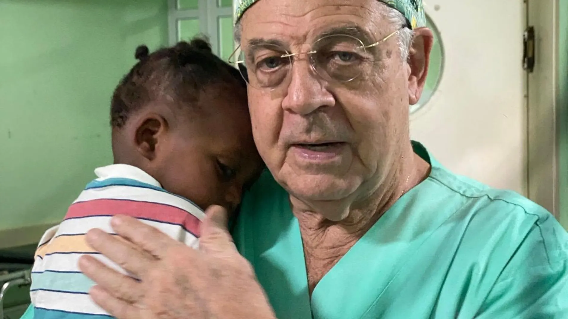 El otorrinolaringólogo Pedro Clarós, con uno de los niños a los que operó de labio leporino.