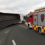 El camión siniestrado junto a un vehículo de Bomberos del Consorcio de la Región de Murcia
