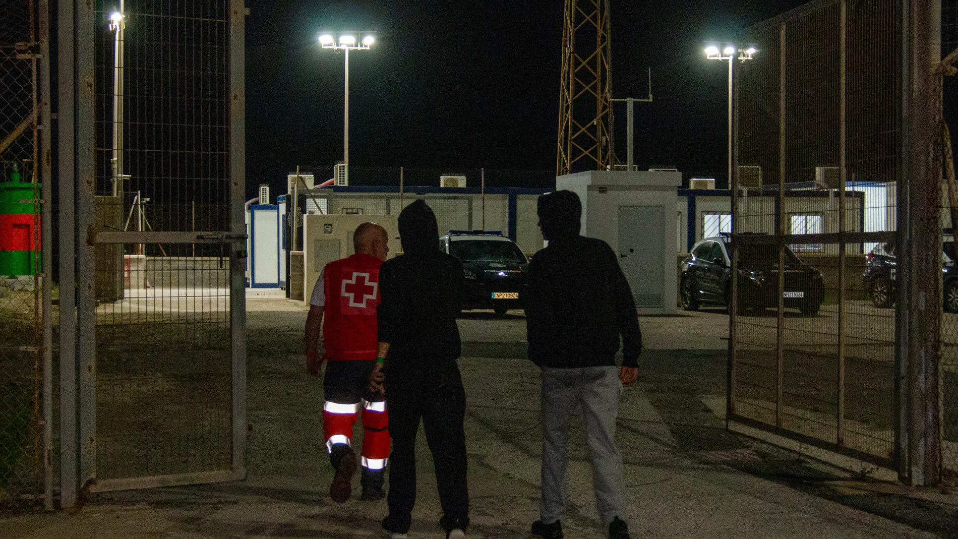 Motril (Granada), 30/04/2025.- La Guardia Civil ha detenido este miércoles en una playa de Gualchos-Castell de Ferro (Granada) a 17 personas de origen magrebi, entre las que podría haber al menos 5 menores, que llegaron a la costa tras viajar en una embarcación neumática de alta potencia. EFE / Alba Feixas