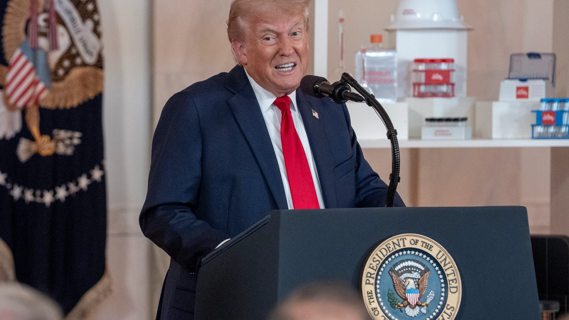 WASHINGTON (United States), 01/05/2025.- US President Donald Trump delivers remarks during an 'Investing in America' event at the White House in Washington, DC, USA, 30 April 2025. EFE/EPA/KEN CEDENO / POOL