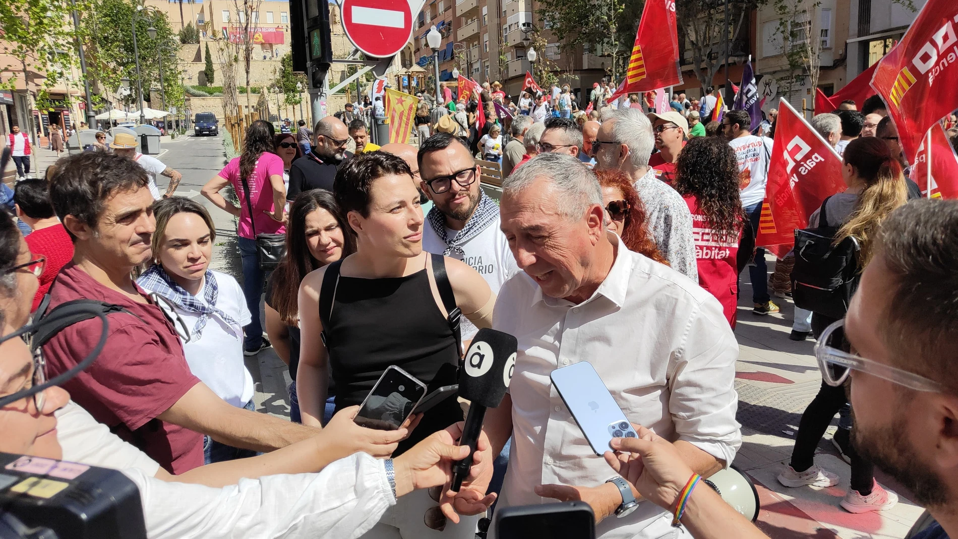 Joan Baldoví y Aitana Mas atienden a los medios REMITIDA / HANDOUT por COMPROMÍS Fotografía remitida a medios de comunicación exclusivamente para ilustrar la noticia a la que hace referencia la imagen, y citando la procedencia de la imagen en la firma 01/05/2025
