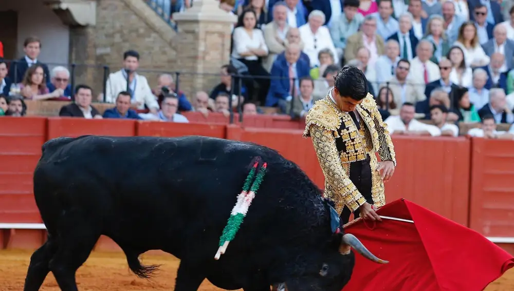 El diestro Pablo Aguado en su faena durante el sexto festejo de abono que se celebra hoy jueves en La Real Maestranza de Sevilla.