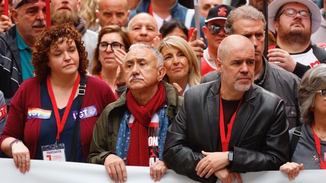 La vicepresidenta segunda del Gobierno y ministra de Trabajo, Yolanda D&iacute;az, acompa&ntilde;ada de los secretarios generales de CCOO y UGT, Unai Sordo (d) y Pepe &Aacute;lvarez (i), participan en la manifestaci&oacute;n del Primero de Mayo en Madrid, que este a&ntilde;o lleva por lema "Proteger lo conquistado, ganar futuro".