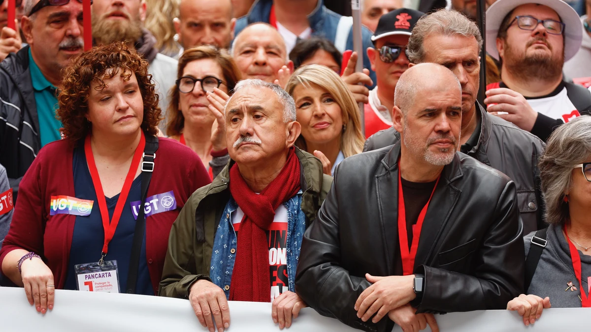 La vicepresidenta segunda del Gobierno y ministra de Trabajo, Yolanda Díaz, acompañada de los secretarios generales de CCOO y UGT, Unai Sordo (d) y Pepe Álvarez (i), participan en la manifestación del Primero de Mayo en Madrid, que este año lleva por lema "Proteger lo conquistado, ganar futuro".