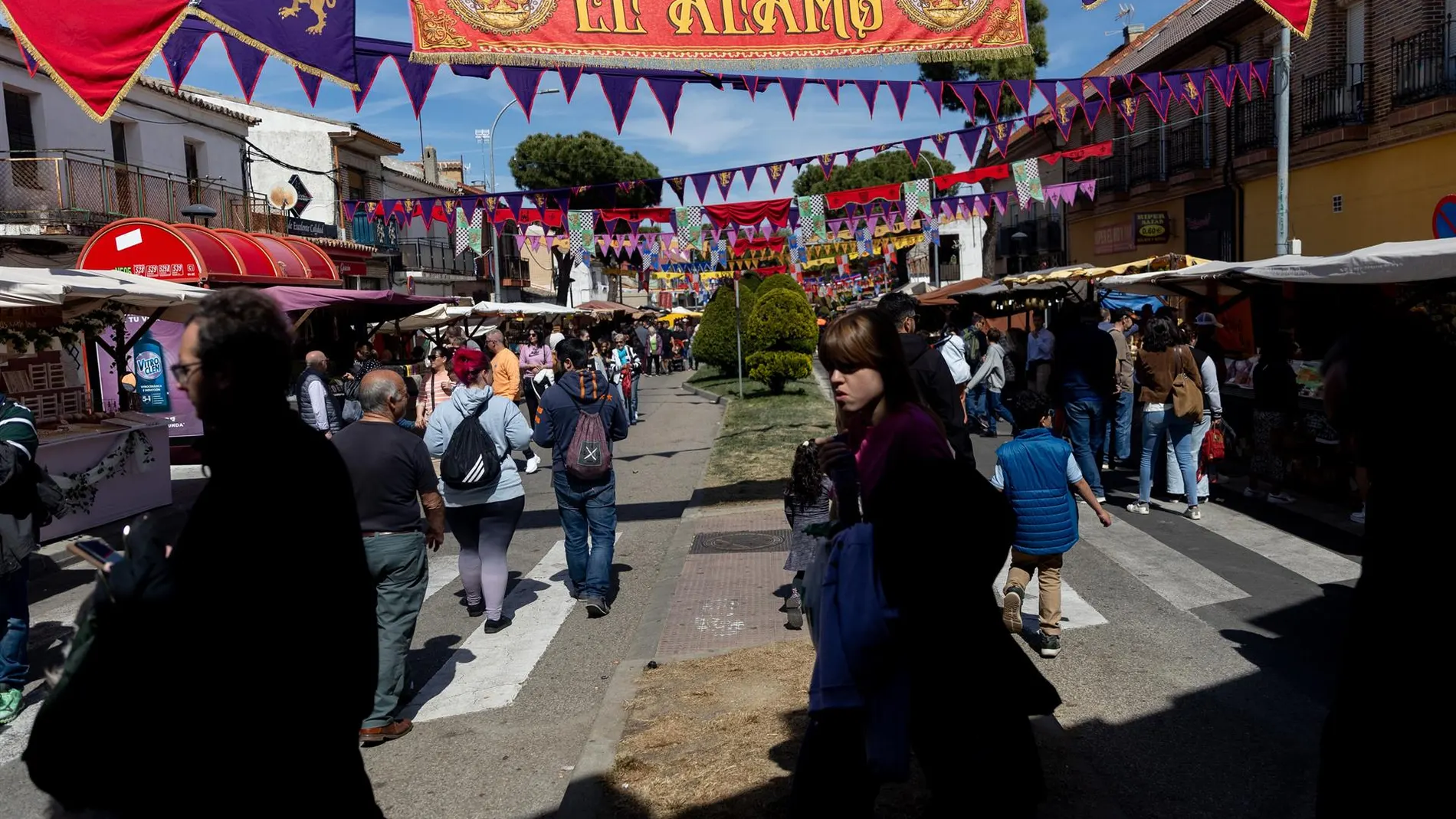 El Álamo arranca su gran feria medieval con un pasacalles en el que han actuado 300 artistas