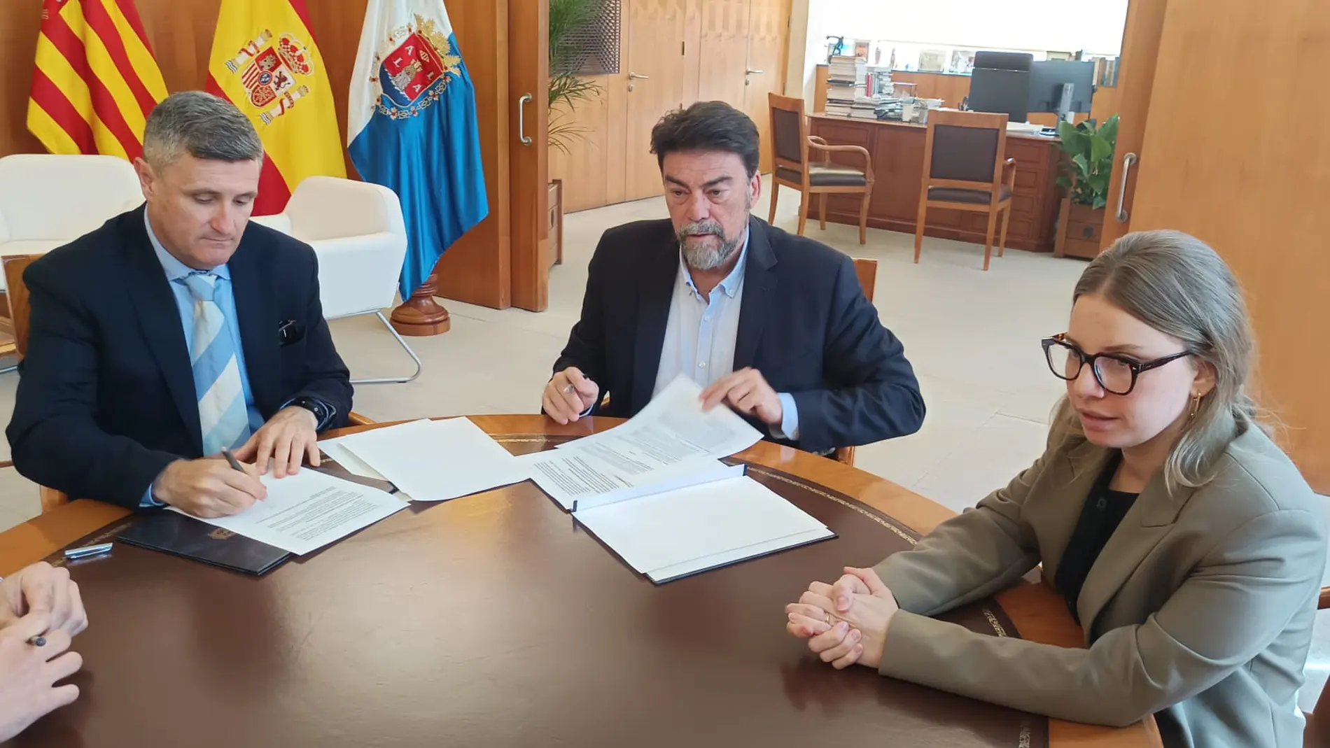 El director de la Agencia Valenciana de Protección del Territorio (AVPT), Santiago Gambín, el alcalde de Alicante, Luis Barcala, en una reunión en el Ayuntamiento de Alicante