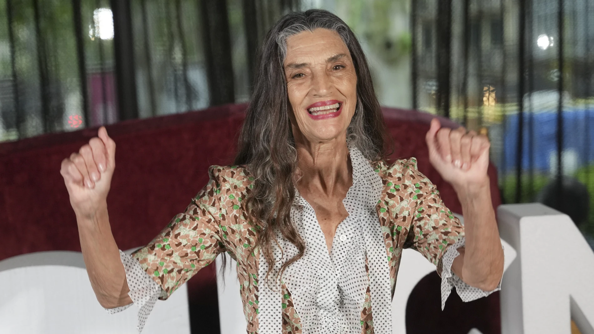 Ángela Molina con vestido de Prada.