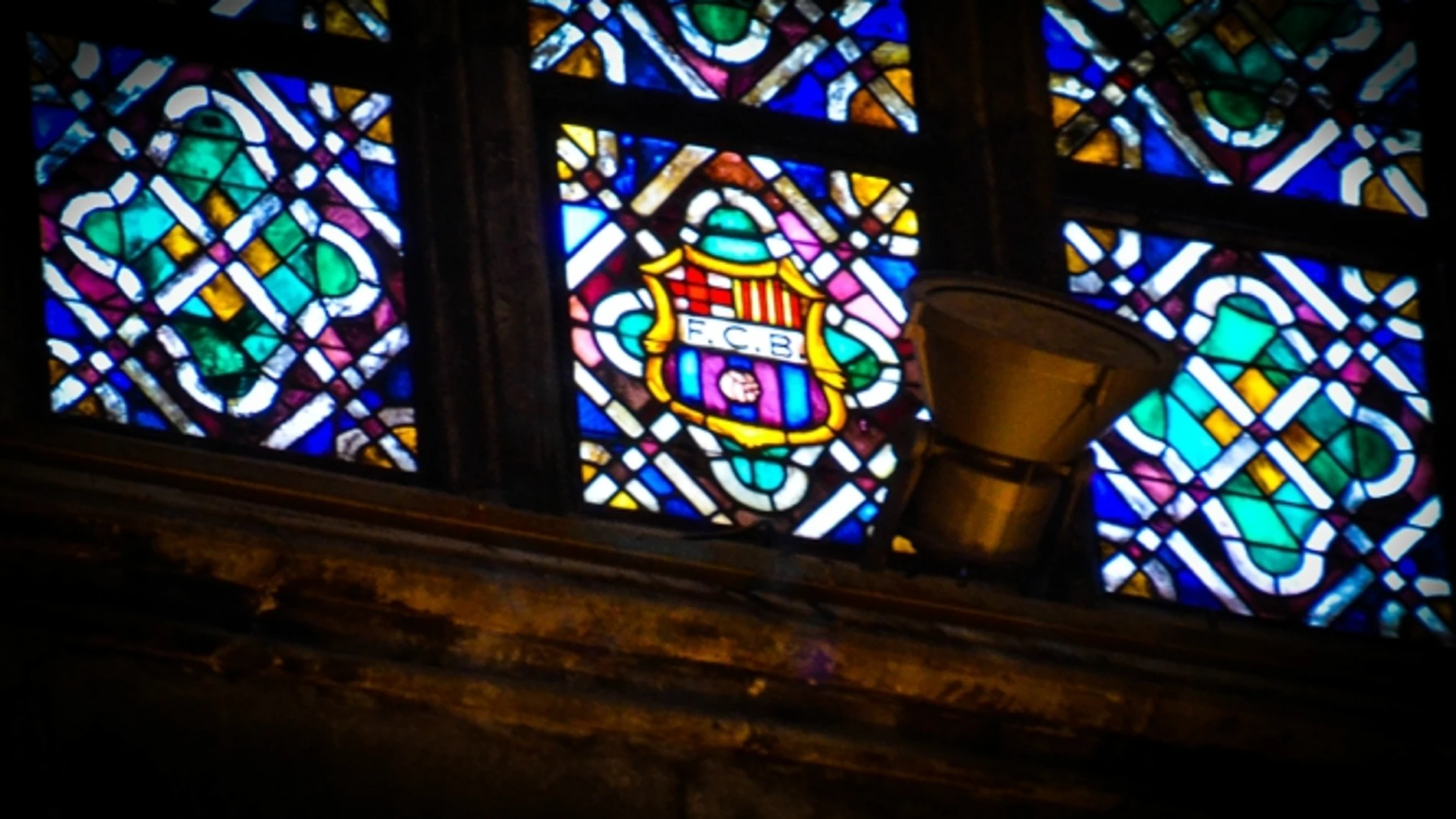 Esta es la única catedral del mundo con un escudo del Barça en sus vitrinas: no es la de Barcelona