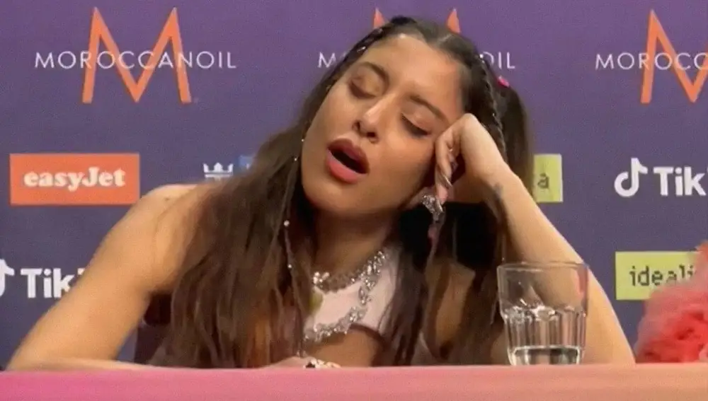 La representante de Grecia en 2024, Marina Satti, haciéndose la dormida durante las declaraciones de la participante israelí
