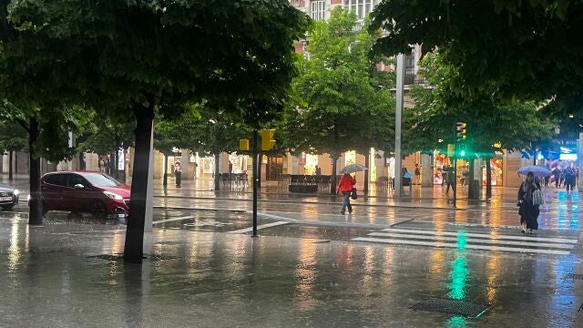Lluvia y ciudadanos con paraguar en Zaragoza