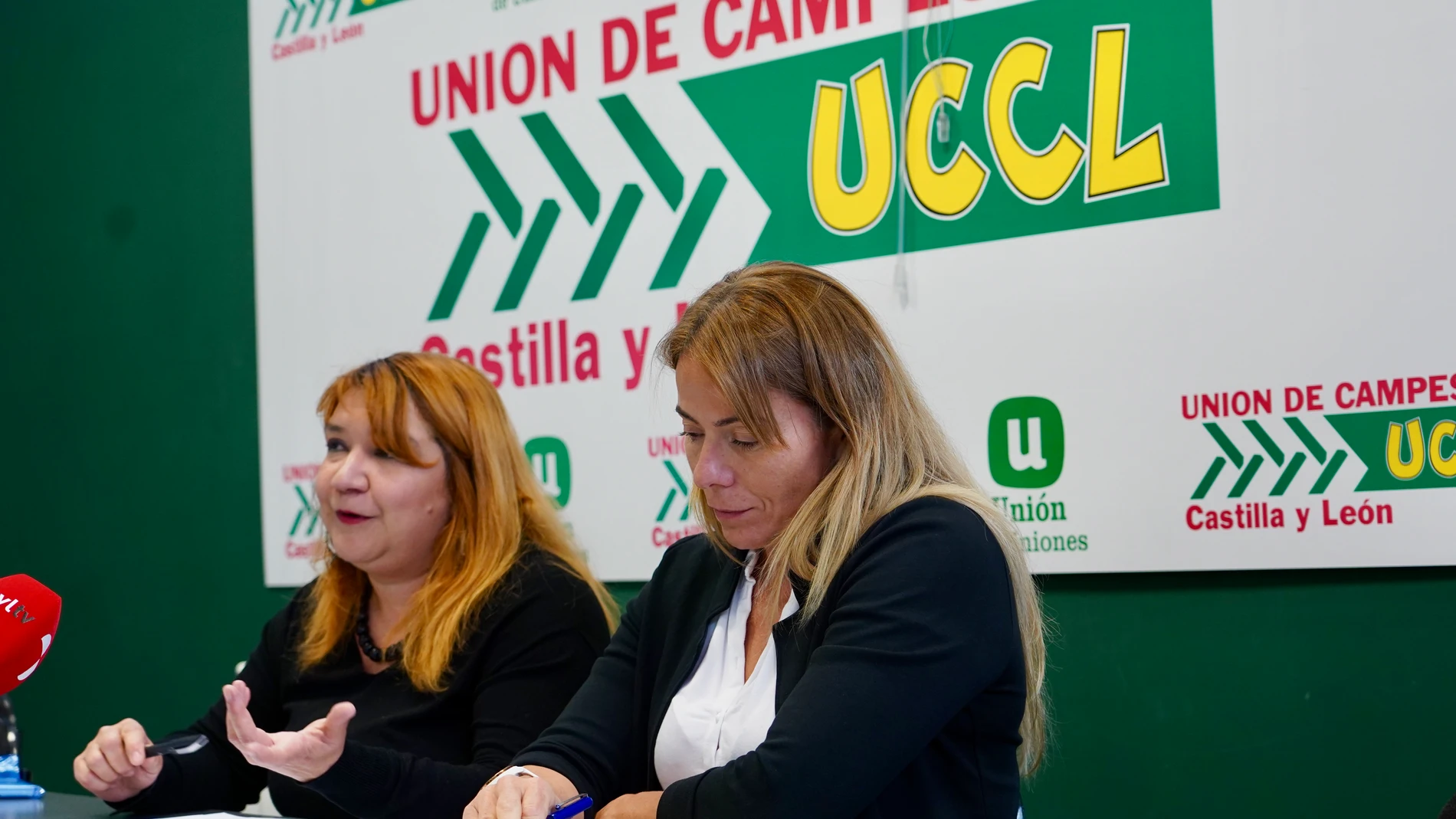La secretaria general de la Asociación de Autónomos TradeCyL, Ana María Vallejo, y la presidenta de la Unión de Autónomos de Castilla y León, Aroma Ruiz, firman un convenio sobre trabajadores autónomos.