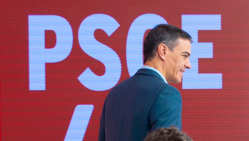 El presidente del Gobierno y secretario general del PSOE, Pedro S&aacute;nchez, preside la reuni&oacute;n de la Comisi&oacute;n Ejecutiva Federal en la sede Ferraz.