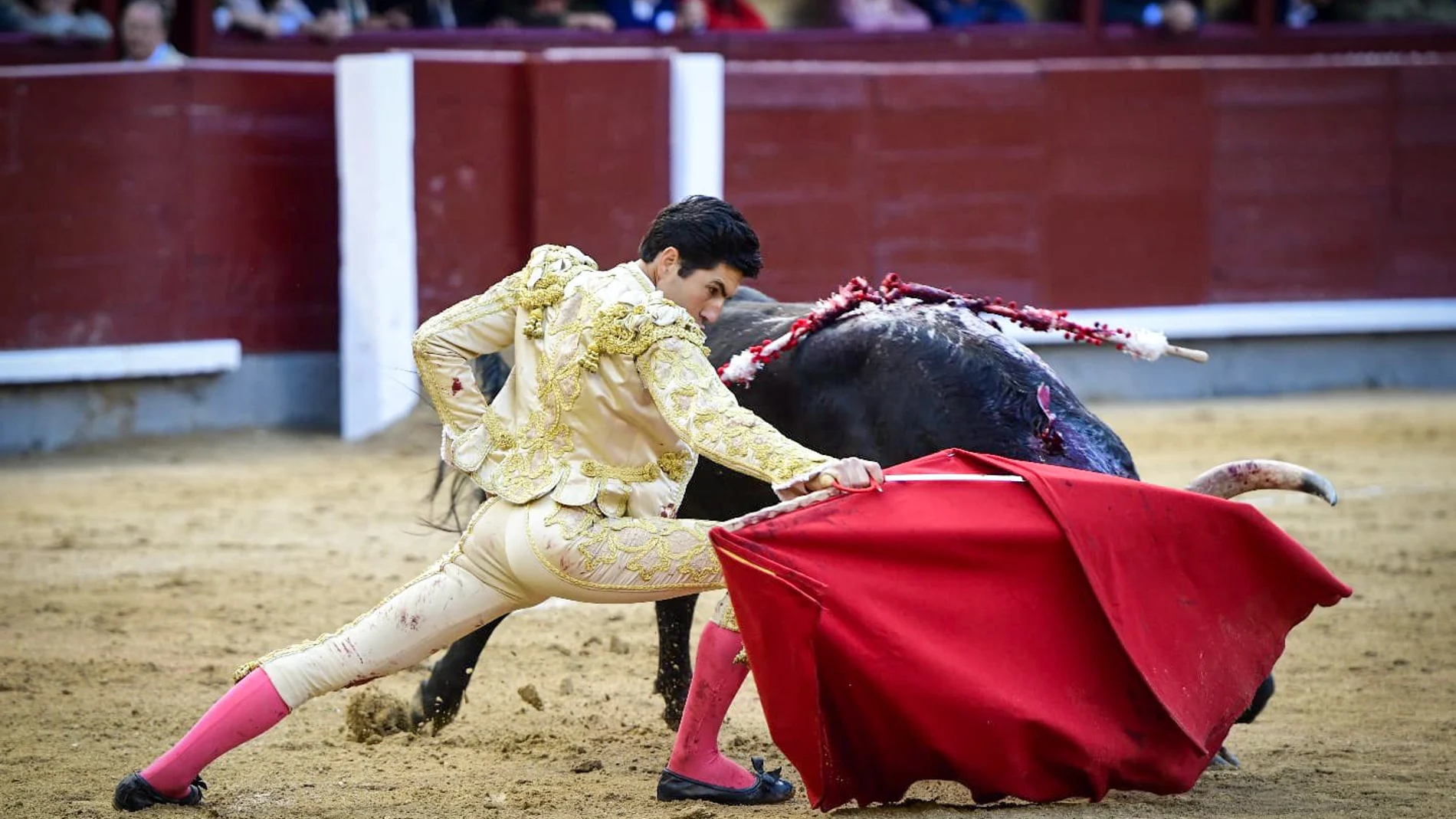 Álvaro Lorenzo llama la atención como mejor sabe: toreando