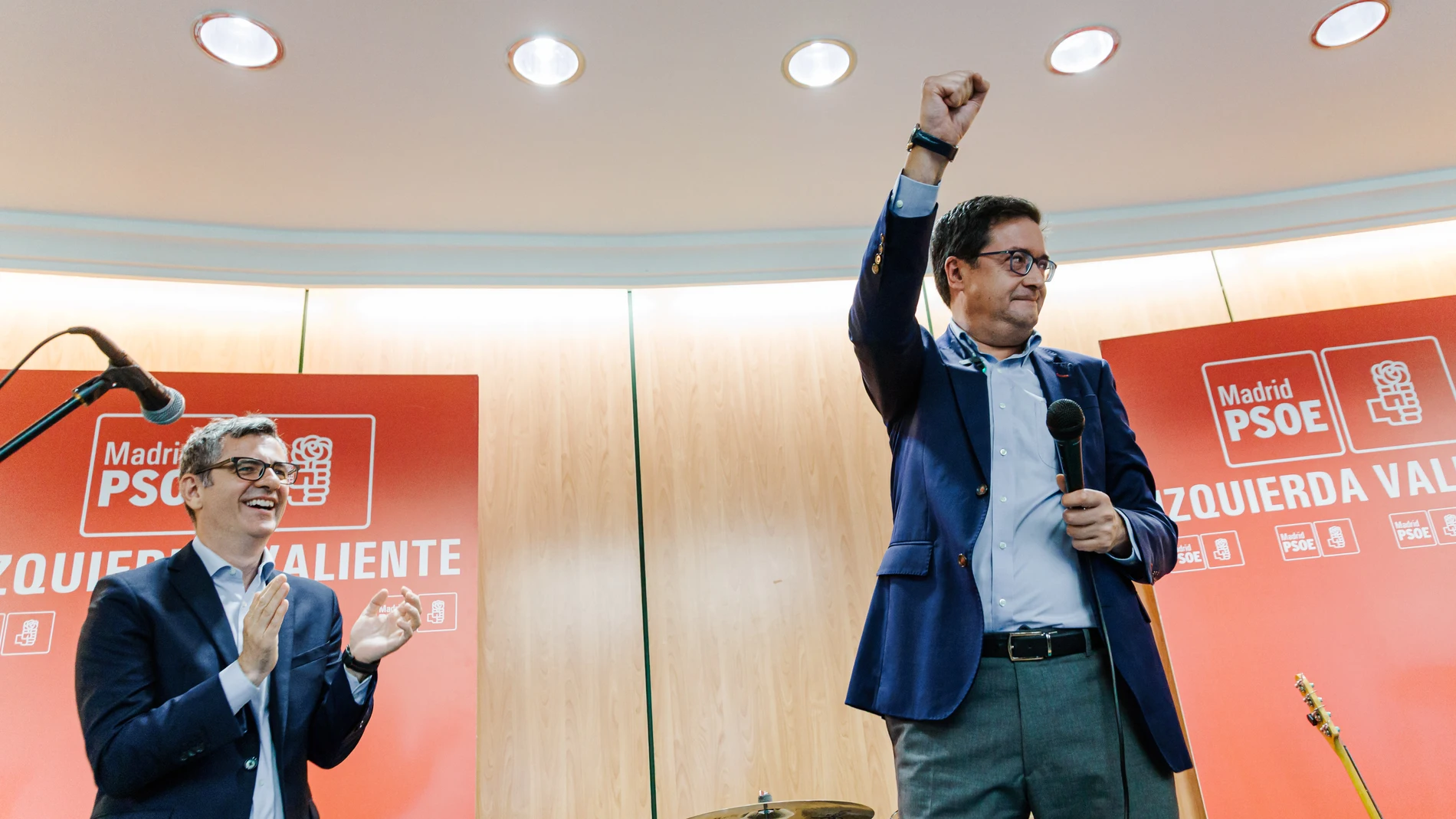 El ministro para la Transformación Digital y de la Función Pública, Óscar López, y el ministro de Presidencia, Felix Bolaños, durante la celebración del 146 aniversario de la fundación del PSOE, en la Rosaleda del Parque del Oeste de Madrid, a 2 de mayo de 2025, en Madrid (España). El 2 de mayo de 1879, el partido fue fundado por un grupo de trabajadores e intelectuales, encabezados por el tipógrafo Pablo Iglesias. El PSOE constituye uno de los partidos obreros más antiguos de Europa, solo su...