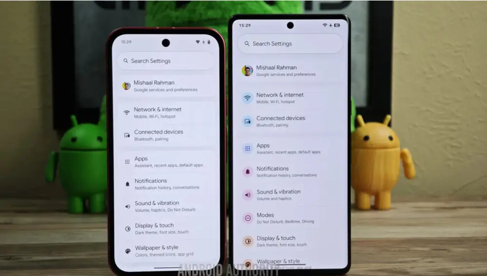 A la izquierda la app de Ajustes de Android actual y a la derecha la nueva con los iconos de color