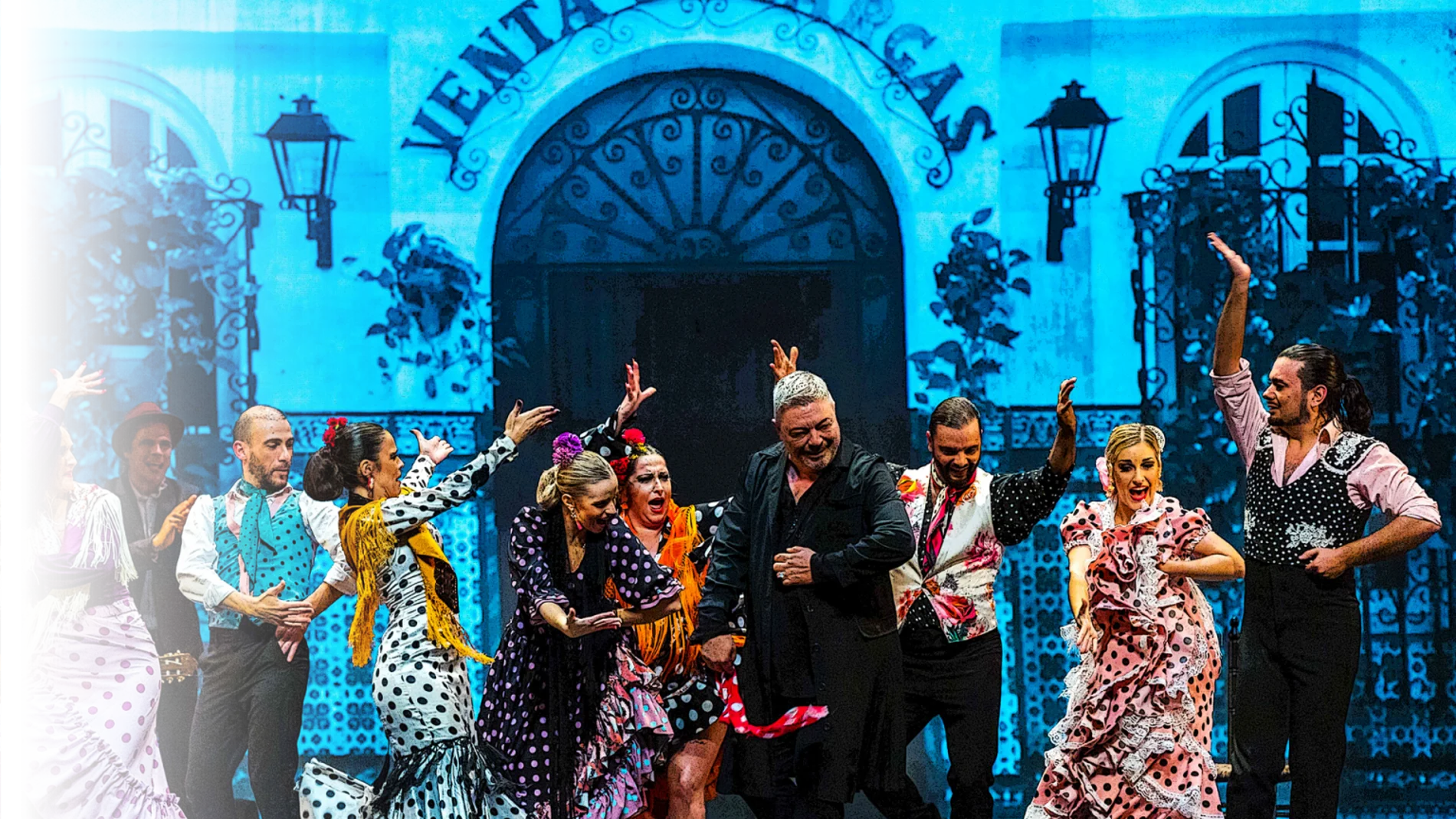 Antonio Canales, en el centro de la escena, durante una escena del musical