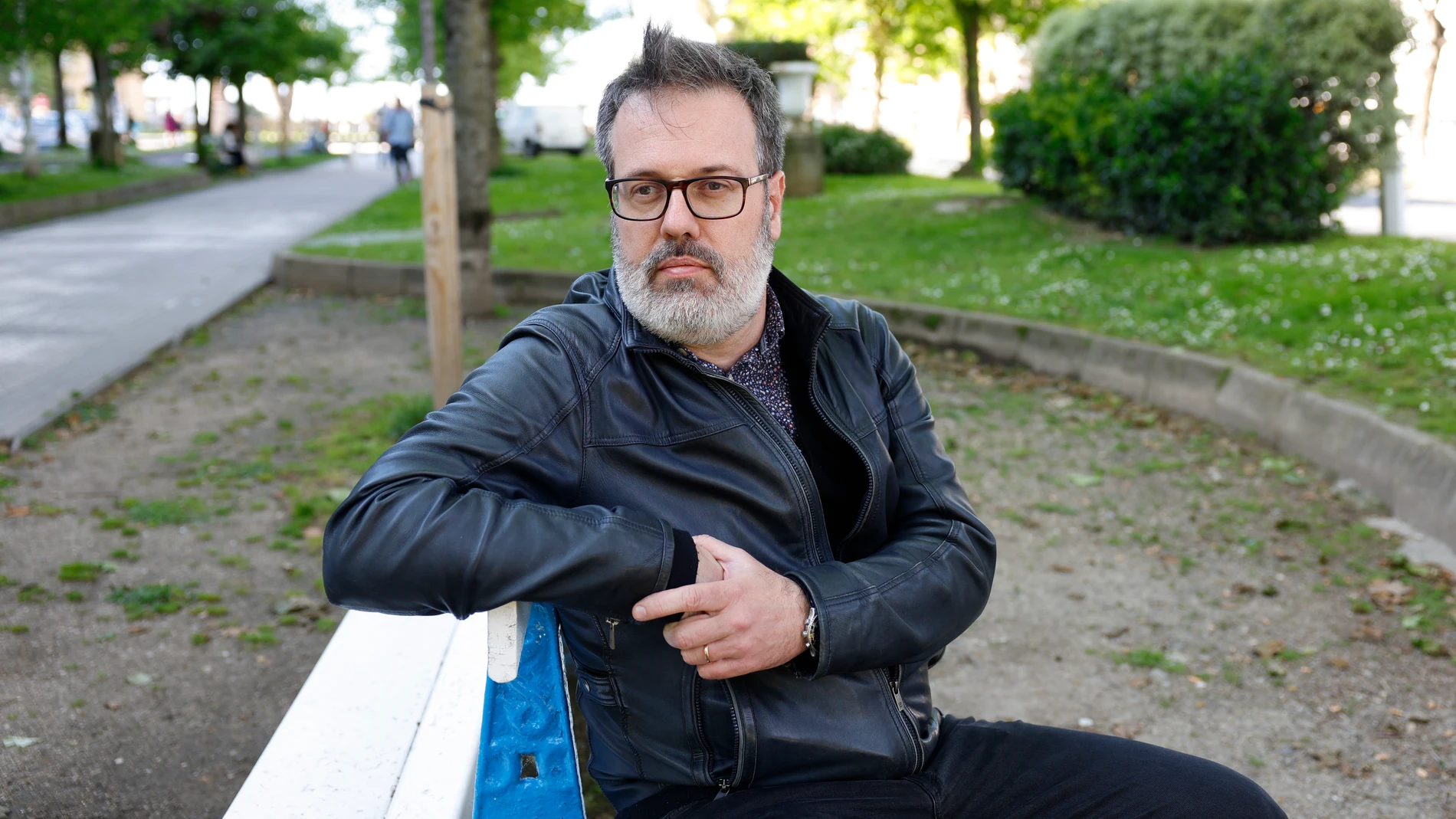 SAN SEBASTIÁN, 02/05/2025.- Alain López de Lacalle, hijo del columnista del diario El Mundo al que ETA asesinó hace 25 años, habla en una entrevista con EFE de los recuerdos del atentado, del legado que le dejó un padre curtido en la lucha antifranquista y de la tarea que tiene Euskadi para que lo ocurrido durante décadas de terrorismo no quede en el olvido. EFE/Juan Herrero