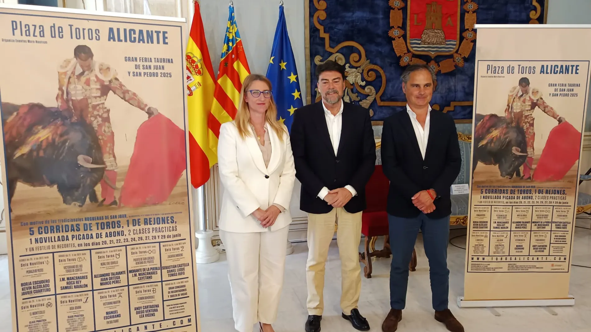 La concejala de la Plaza de Toros, Mari Carmen de España, el alcalde de Alicante, Luis Barcala, y empresario taurino Nacho Lloret han presentado hoy la feria de toros de Hogueras