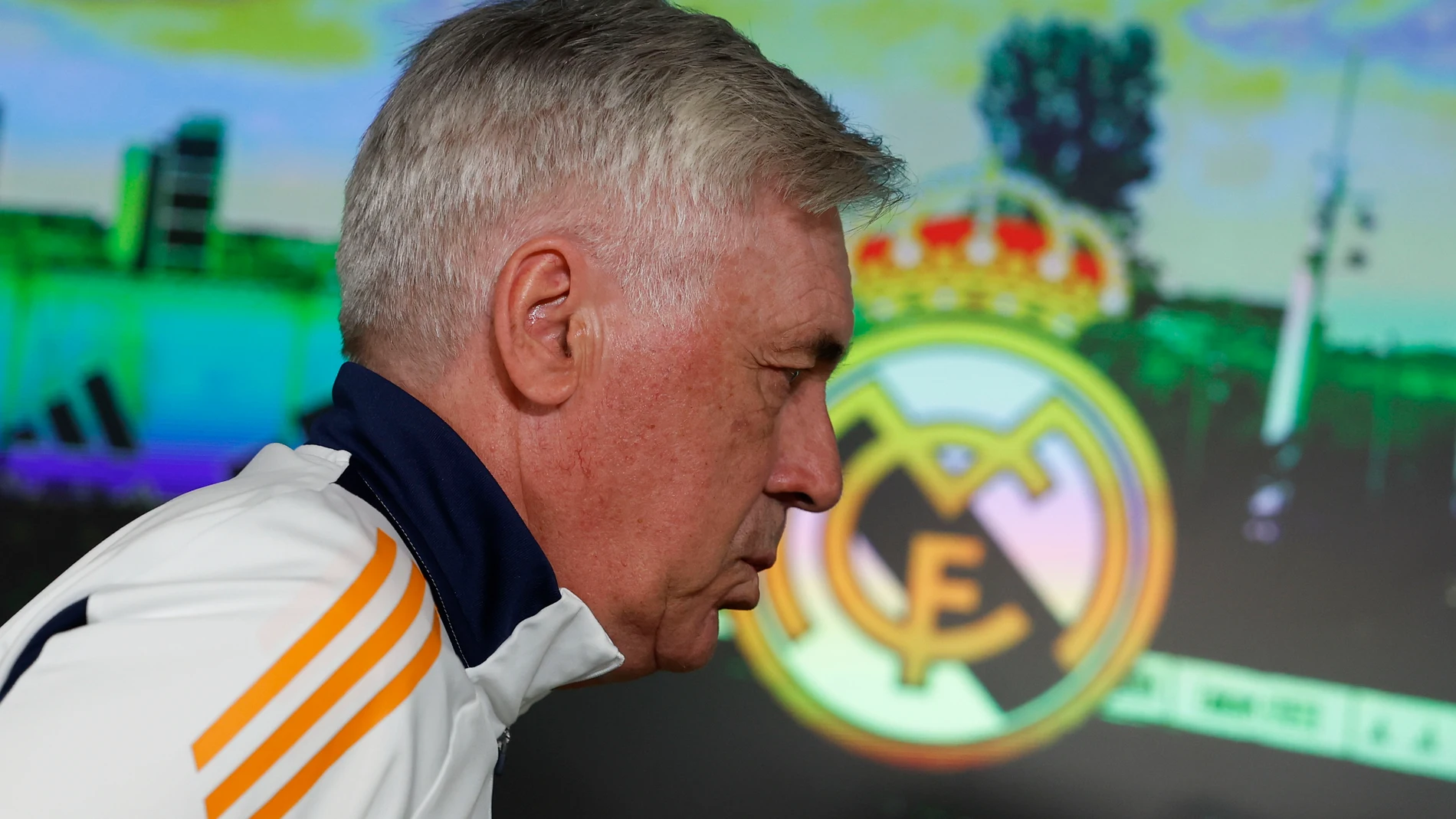 FOTODELDIA MADRID, 03/05/2025.- El entrenador del Real Madrid, el italiano Carlo Ancelotti, ofrece una rueda de prensa tras el entrenamiento del equipo en la Ciudad Deportiva de Valdebebas (Madrid) este sábado. El Real Madrid se enfrenta mañana, domingo, al Celta de Vigo en un partido de LaLiga. EFE/ Juan Carlos Hidalgo