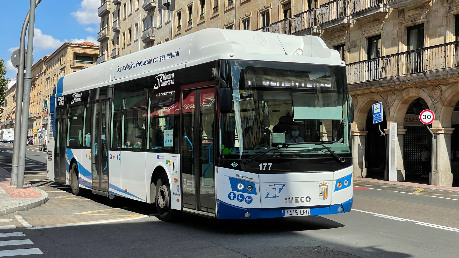 Los salmantinos se abonan al autobús urbano para moverse por la ciudad