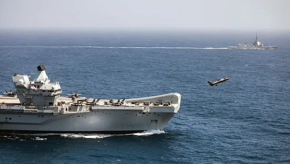Imagen de archivo de un caza F-35 despegando del portaaviones «Prince of Wales», que navega junto a la fragata «Méndez Núñez»