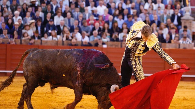 El diestro Manuel Escribano durante la corrida del festejo del abono de la Feria de Abril celebrado este sábado, en La Real Maestranza, en Sevilla